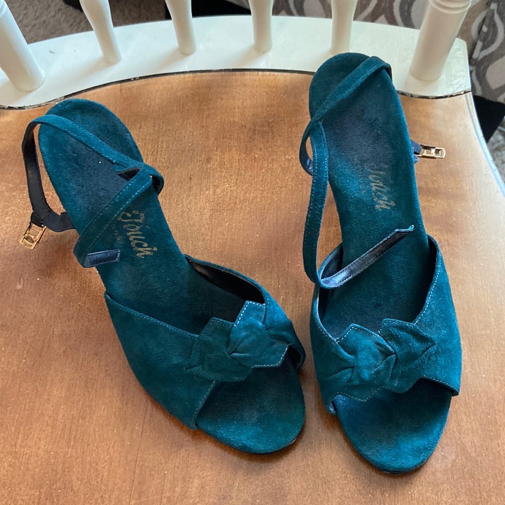 Green vintage kitten heels